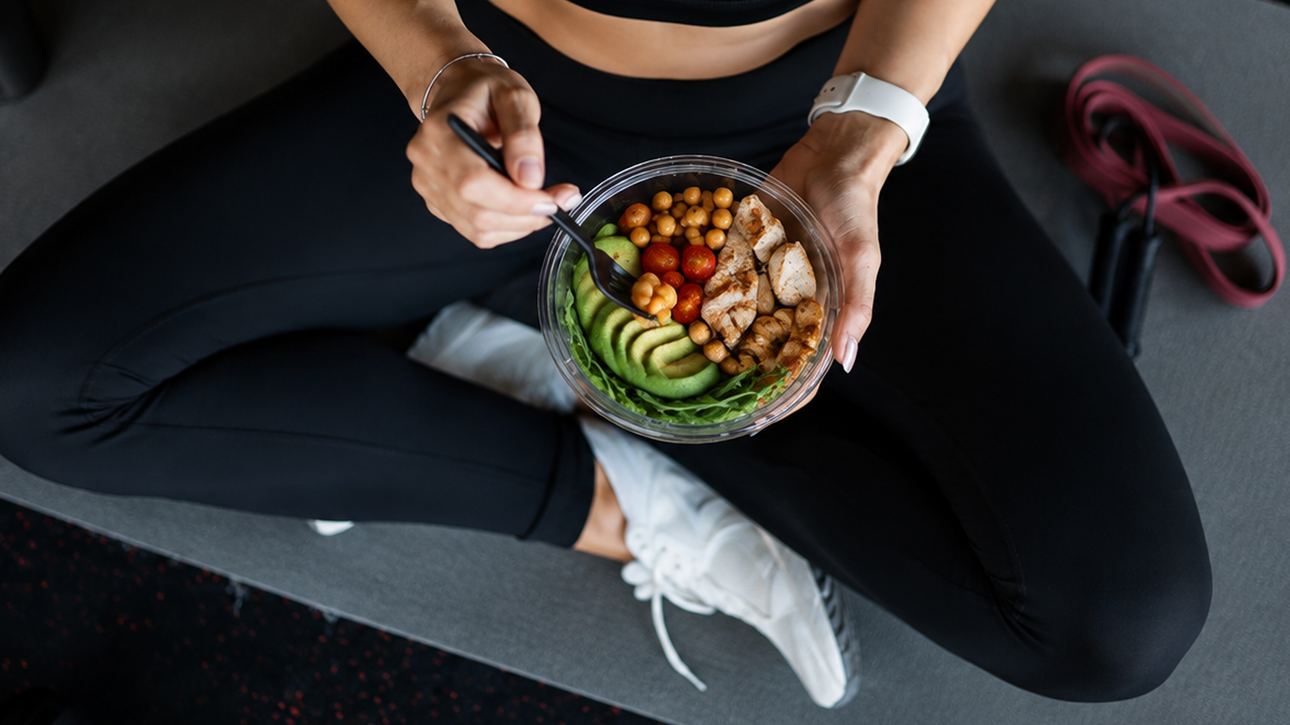 Comida saludable con pollo, aguacate y garbanzos para antes o después del entrenamiento